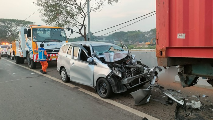Taksi Online Tabrak Belakang Truk di Tol Kapuk, Penumpang Tewas